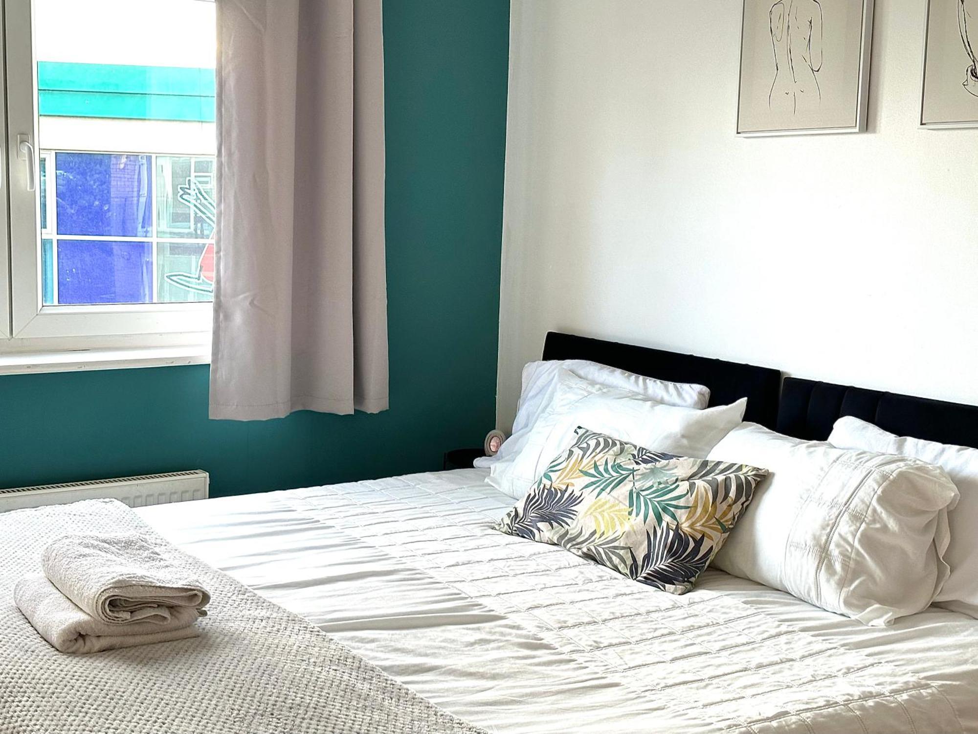 Apartment Starlet - 2 Bedroom Near Central Line London