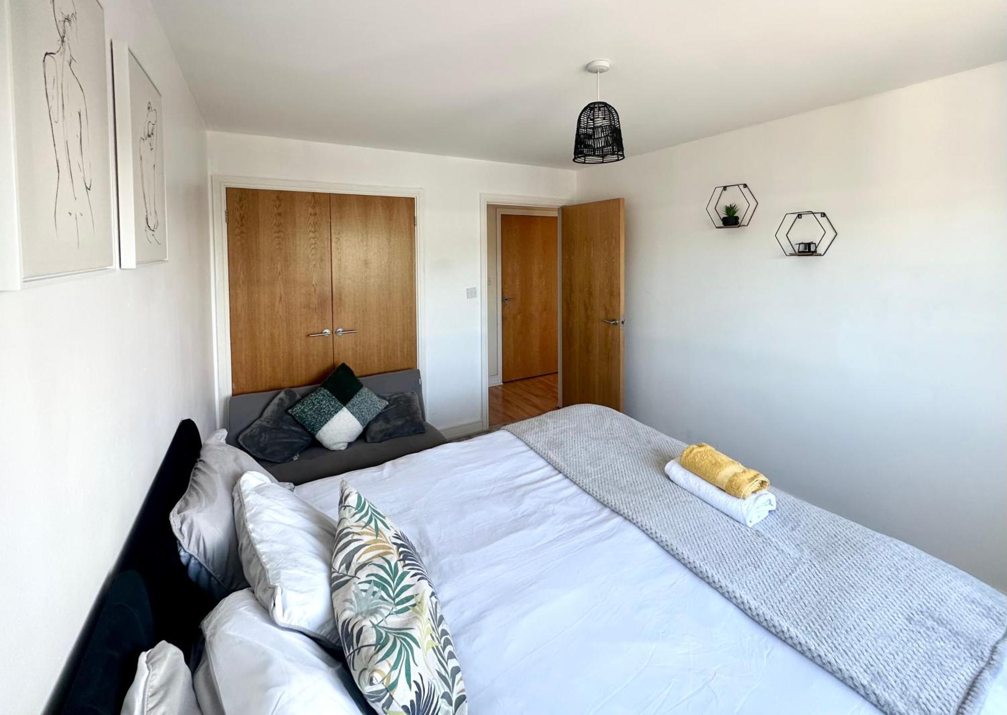 Starlet - 2 Bedroom Near Central Line Apartment *