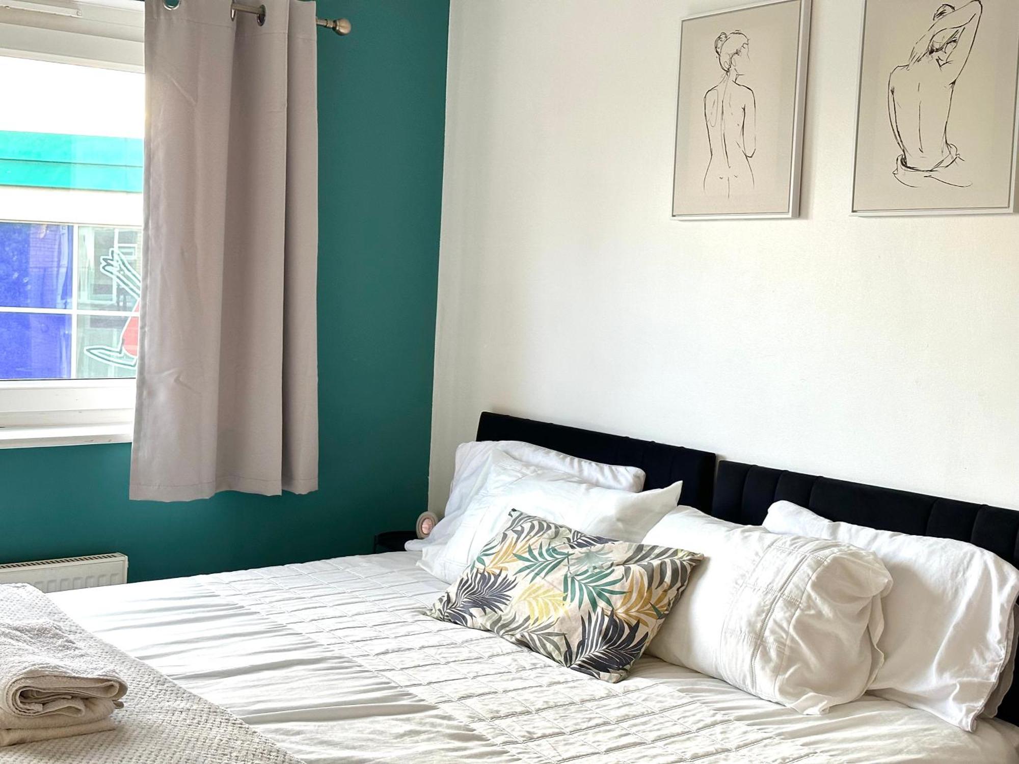 Starlet - 2 Bedroom Near Central Line Apartment *