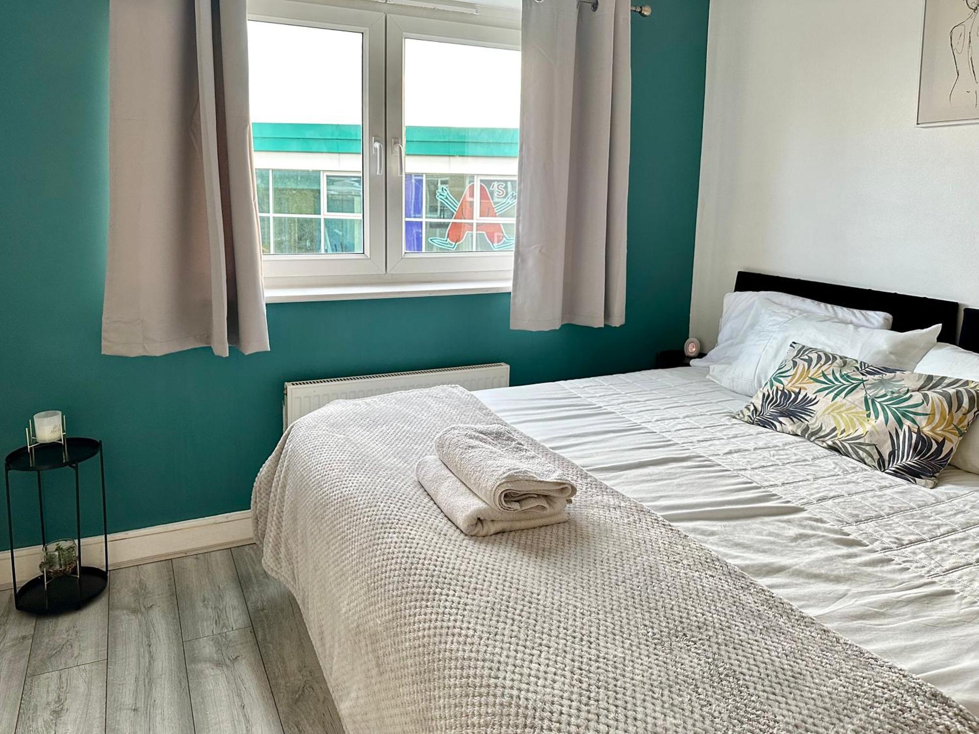 Starlet - 2 Bedroom Near Central Line Apartment London