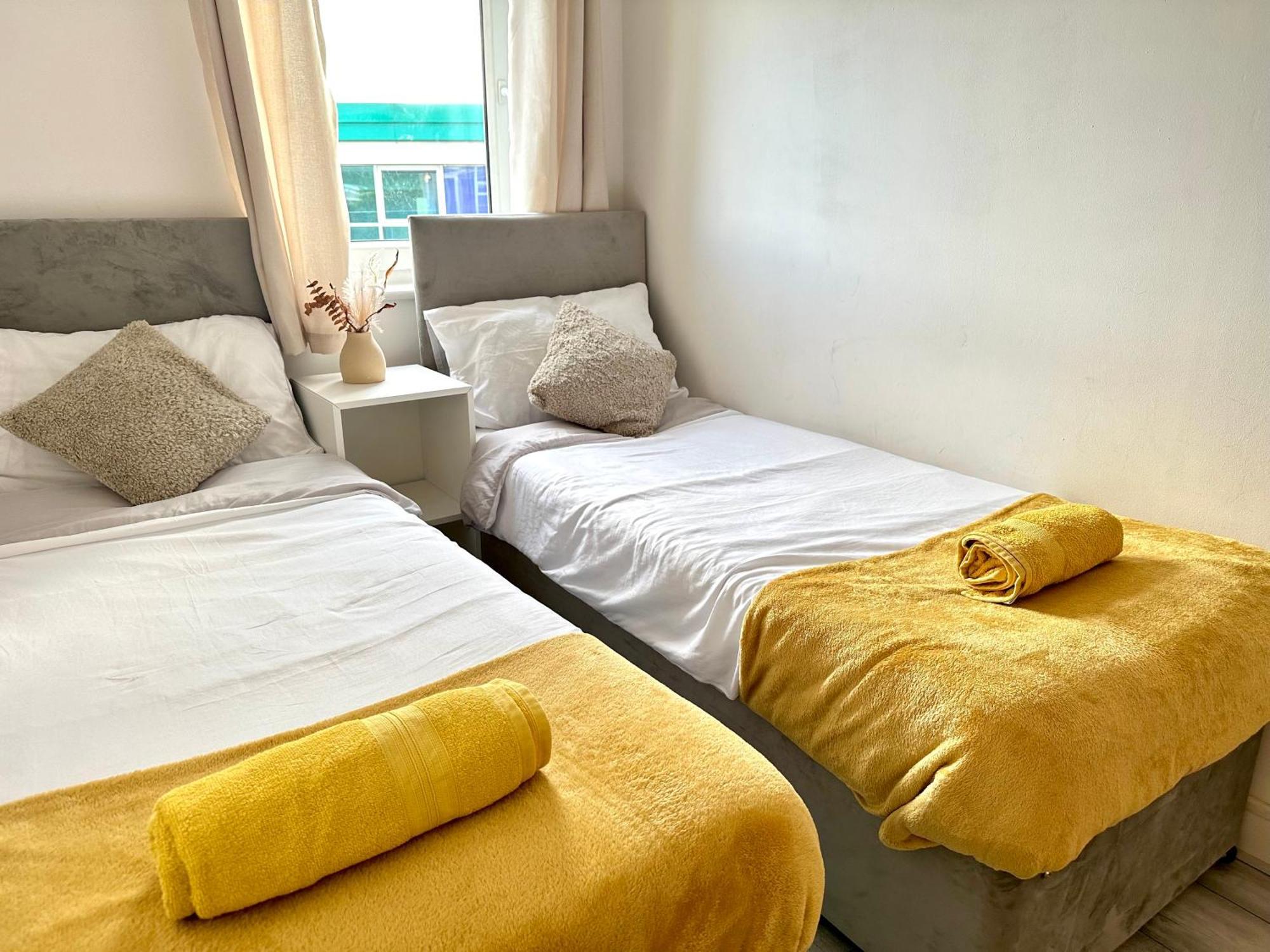 Starlet - 2 Bedroom Near Central Line *