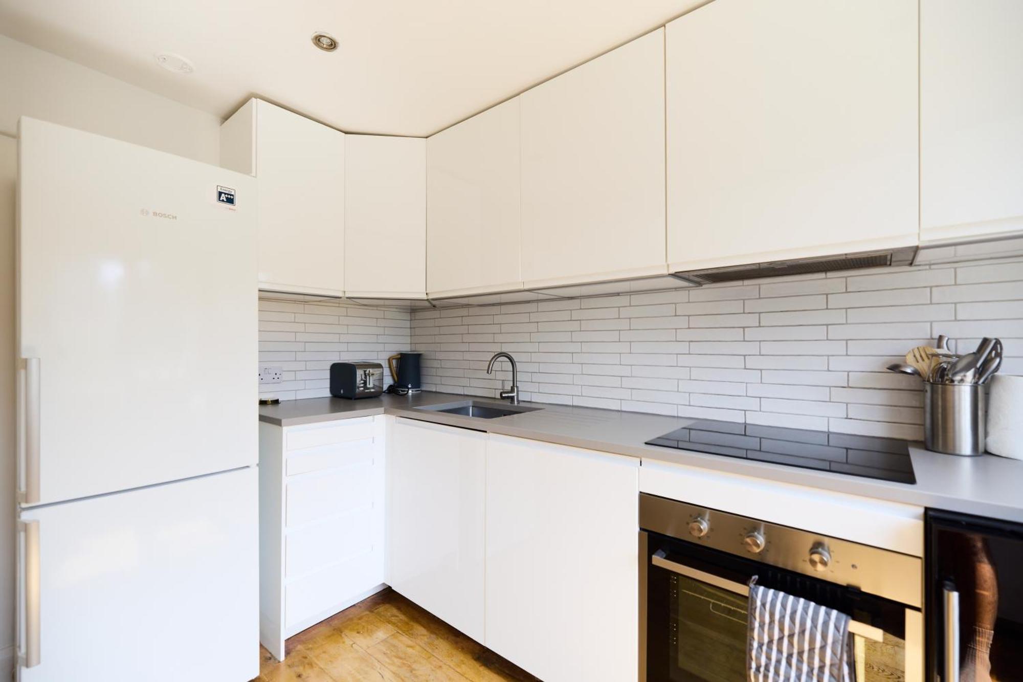 The Waterlow Park Wonder - Trendy 2bdr With Study And Patio Apartment