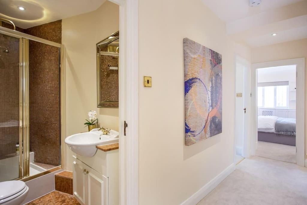 South Kensington Luxury 2 Bedroom Apartment *