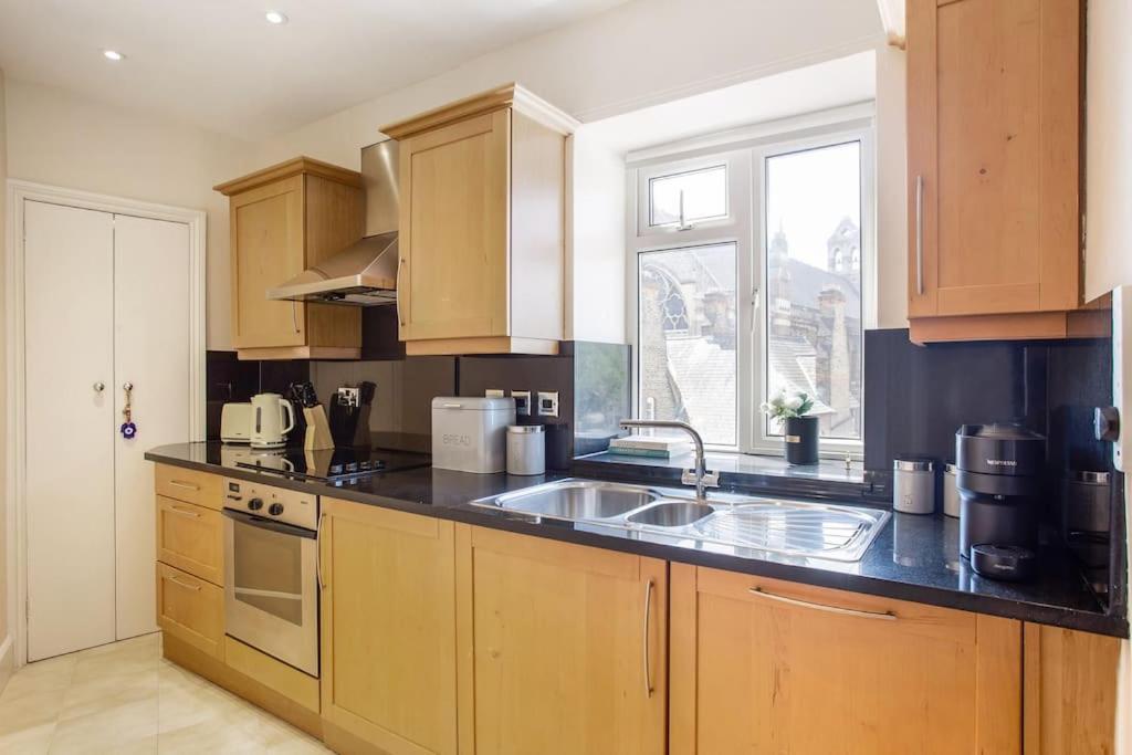 South Kensington Luxury 2 Bedroom Apartment
