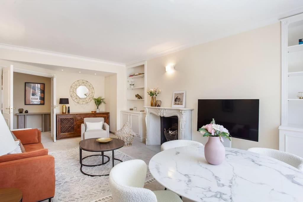 South Kensington Luxury 2 Bedroom Apartment *