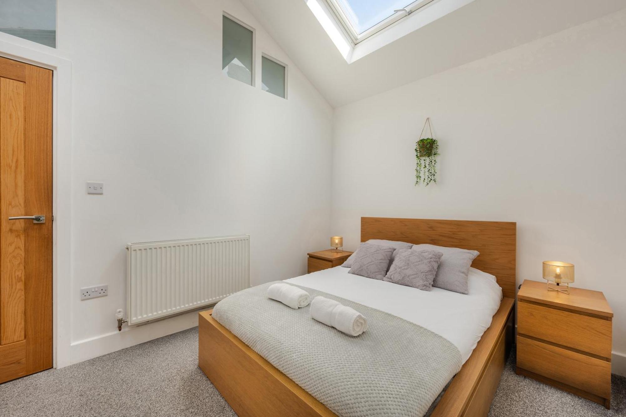 Apartamento Stylish Two Bedroom By With Garden