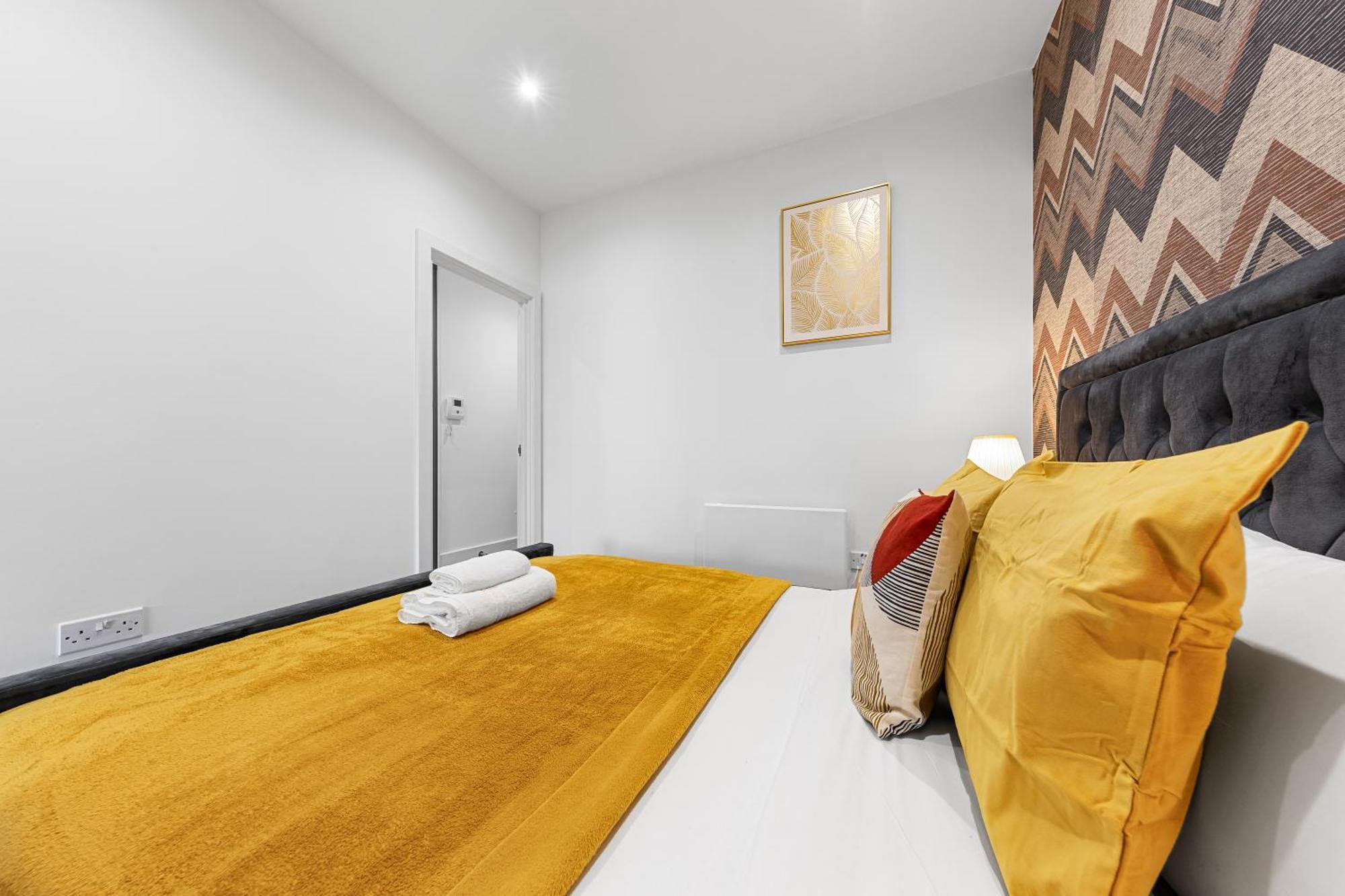 Stylish One Bedroom Flat - Sleeps 5 - Near Heathrow - Ub3 Apartment *