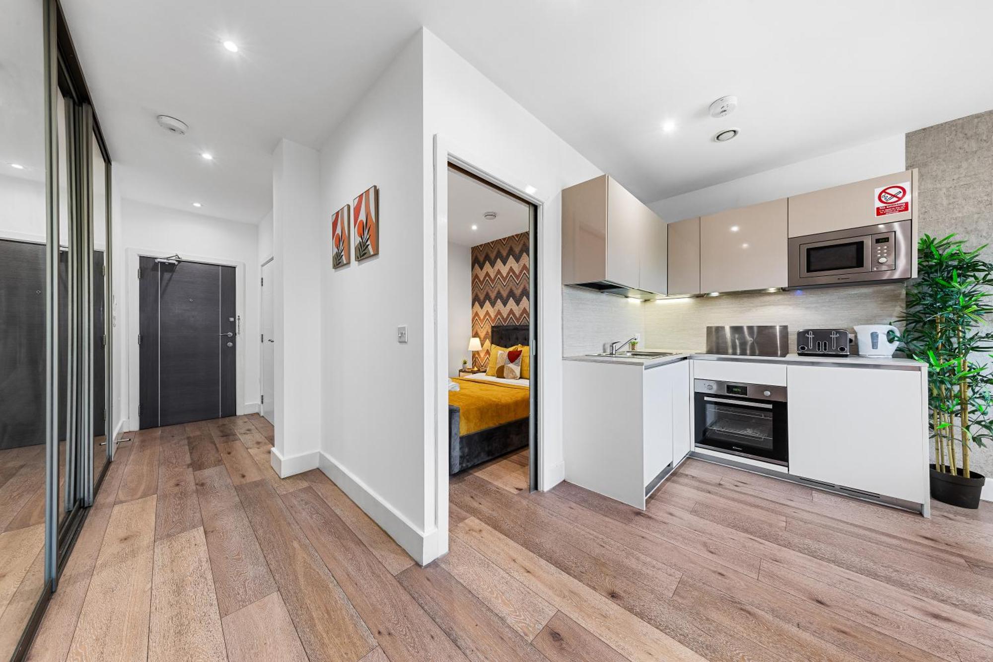Stylish One Bedroom Flat - Sleeps 5 - Near Heathrow - Ub3 Apartment *