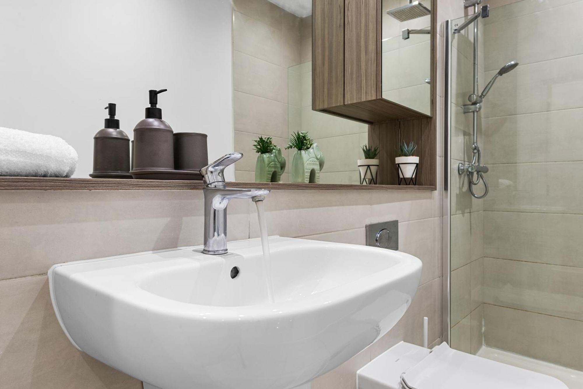 Stylish One Bedroom Flat - Sleeps 5 - Near Heathrow - Ub3