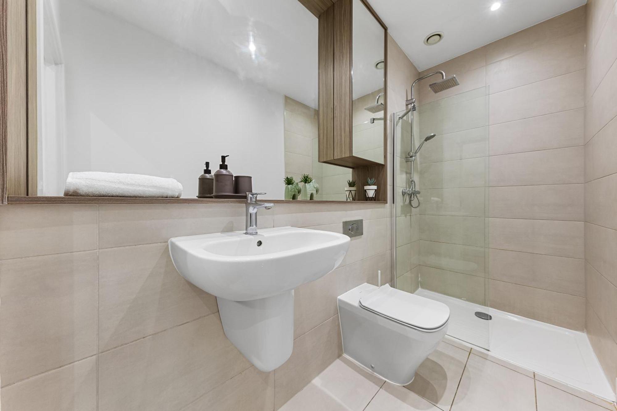 Stylish One Bedroom Flat - Sleeps 5 - Near Heathrow - Ub3 London