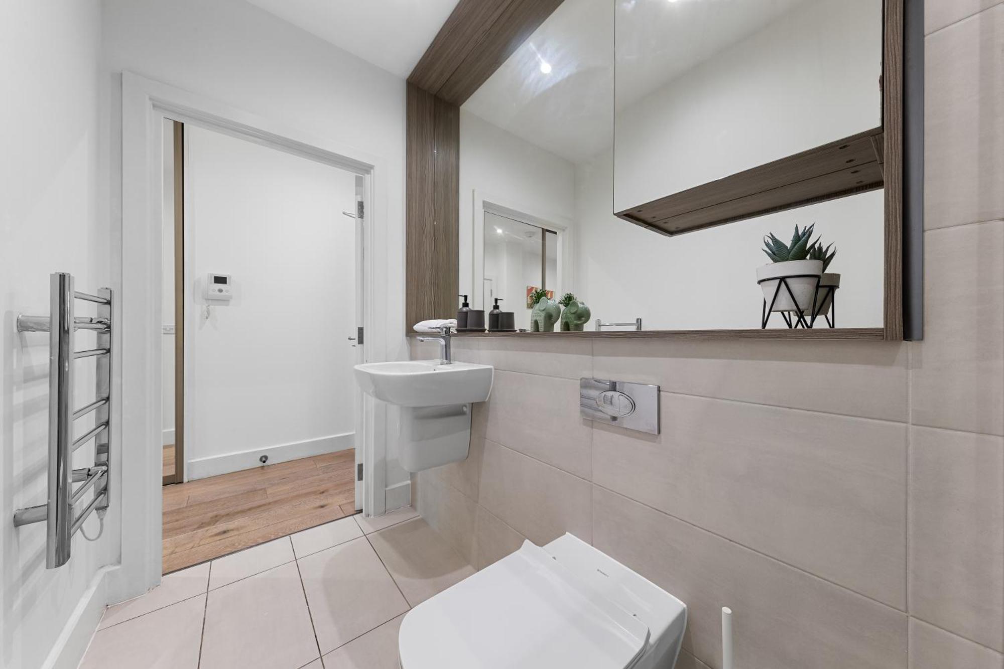 Apartment Stylish One Bedroom Flat - Sleeps 5 - Near Heathrow - Ub3 *