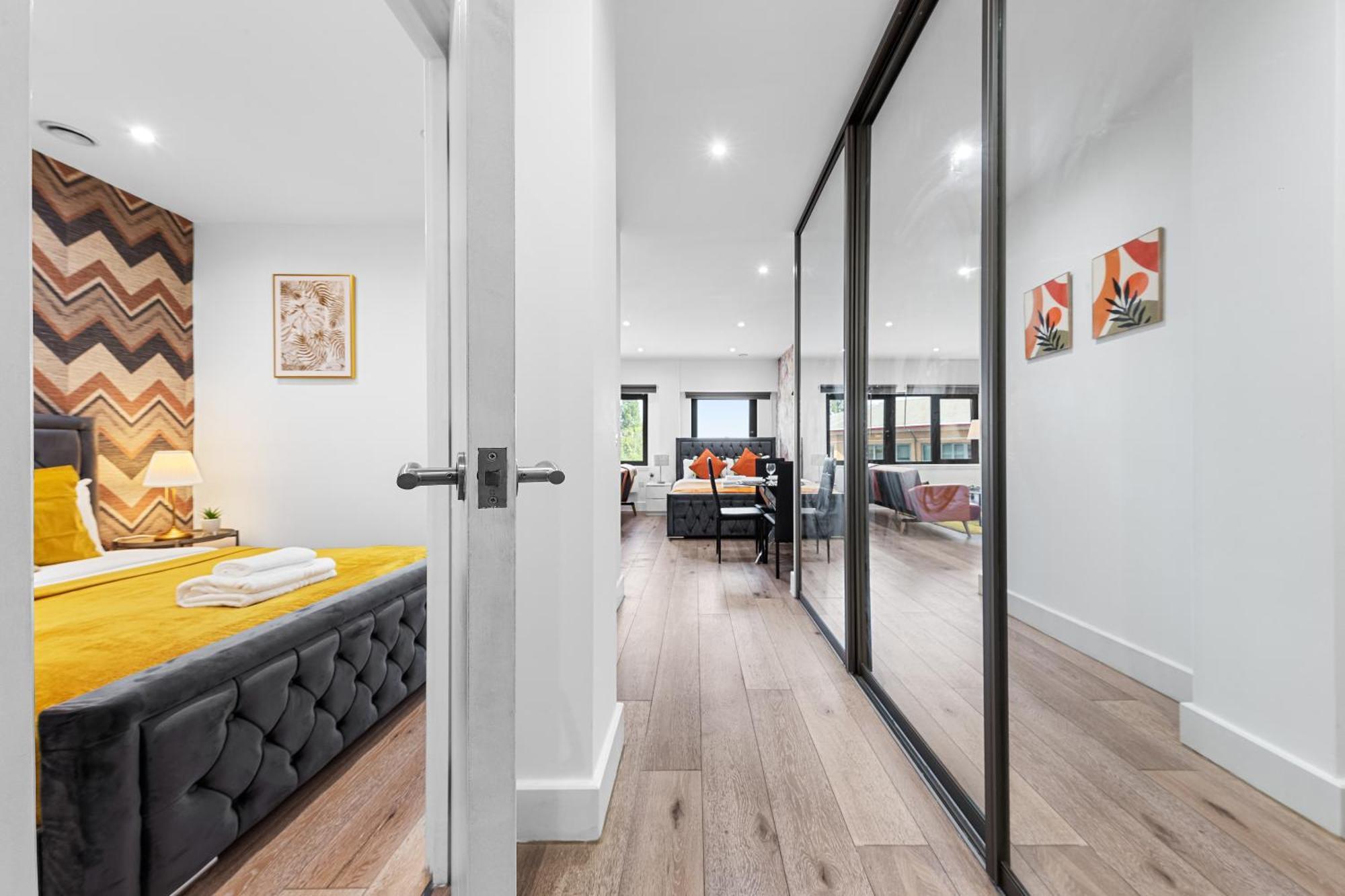 Apartment Stylish One Bedroom Flat - Sleeps 5 - Near Heathrow - Ub3 London