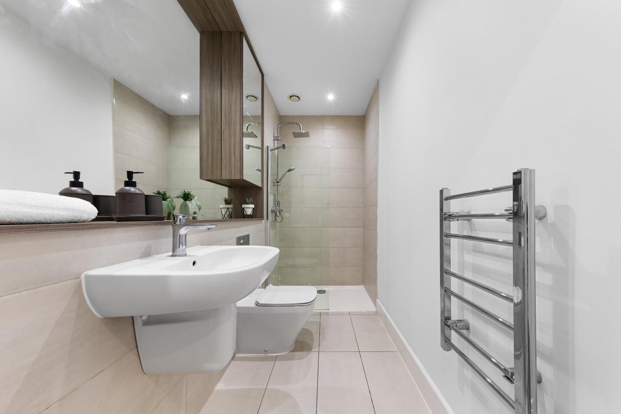 Stylish One Bedroom Flat - Sleeps 5 - Near Heathrow - Ub3 *