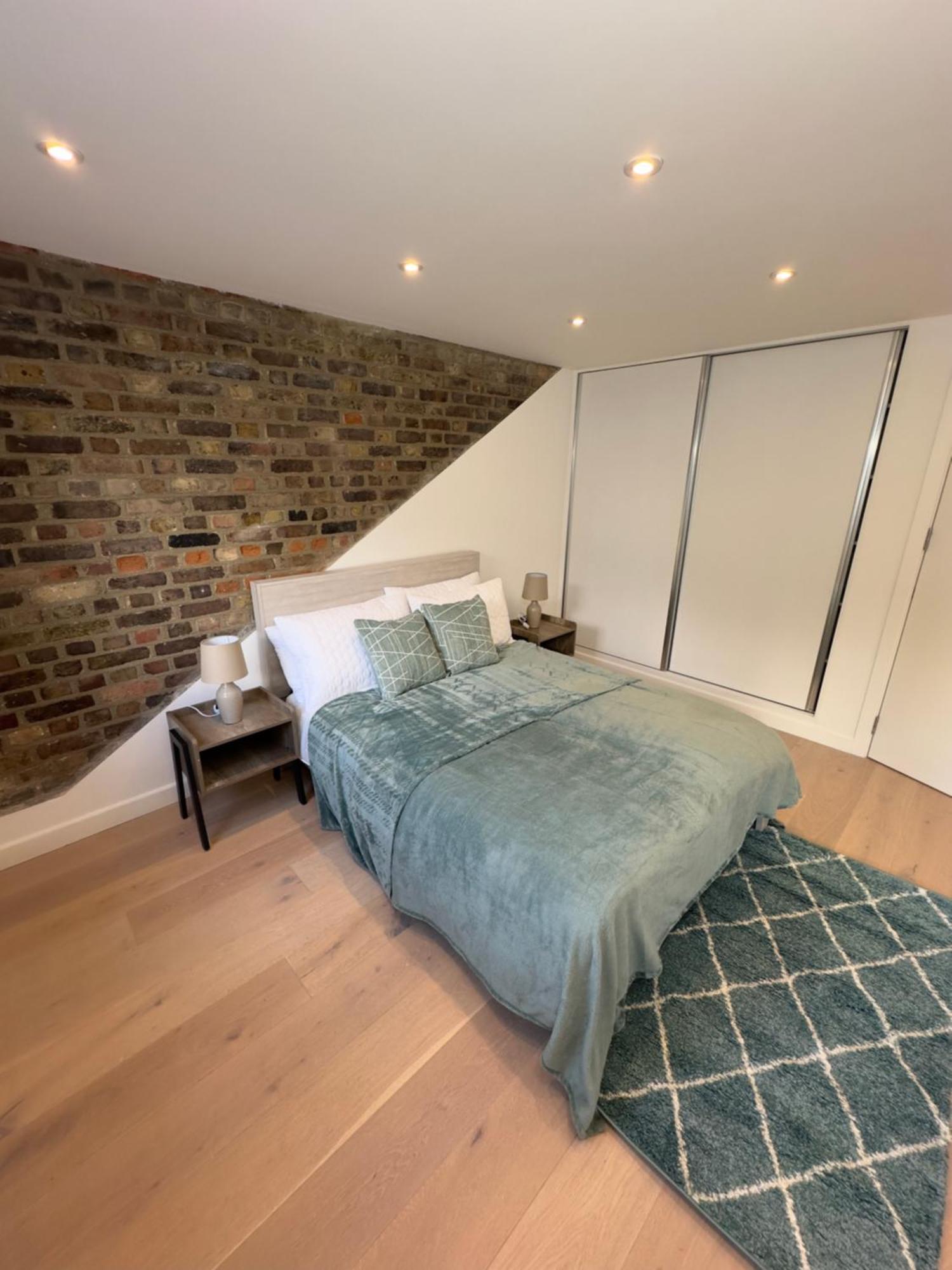 2-bed, 2-bathroom Split Level Flat In Hackney With 2 Balconies