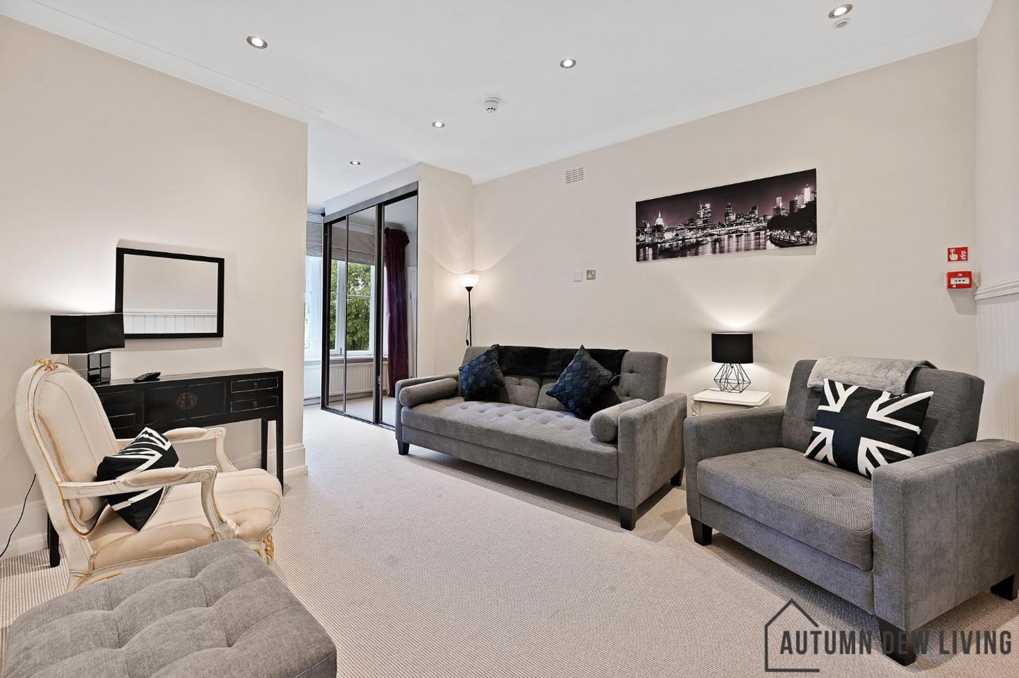 Beautiful 2 King Size Beds 2 Bath- Sleeps 5 In Earls Court * Londen