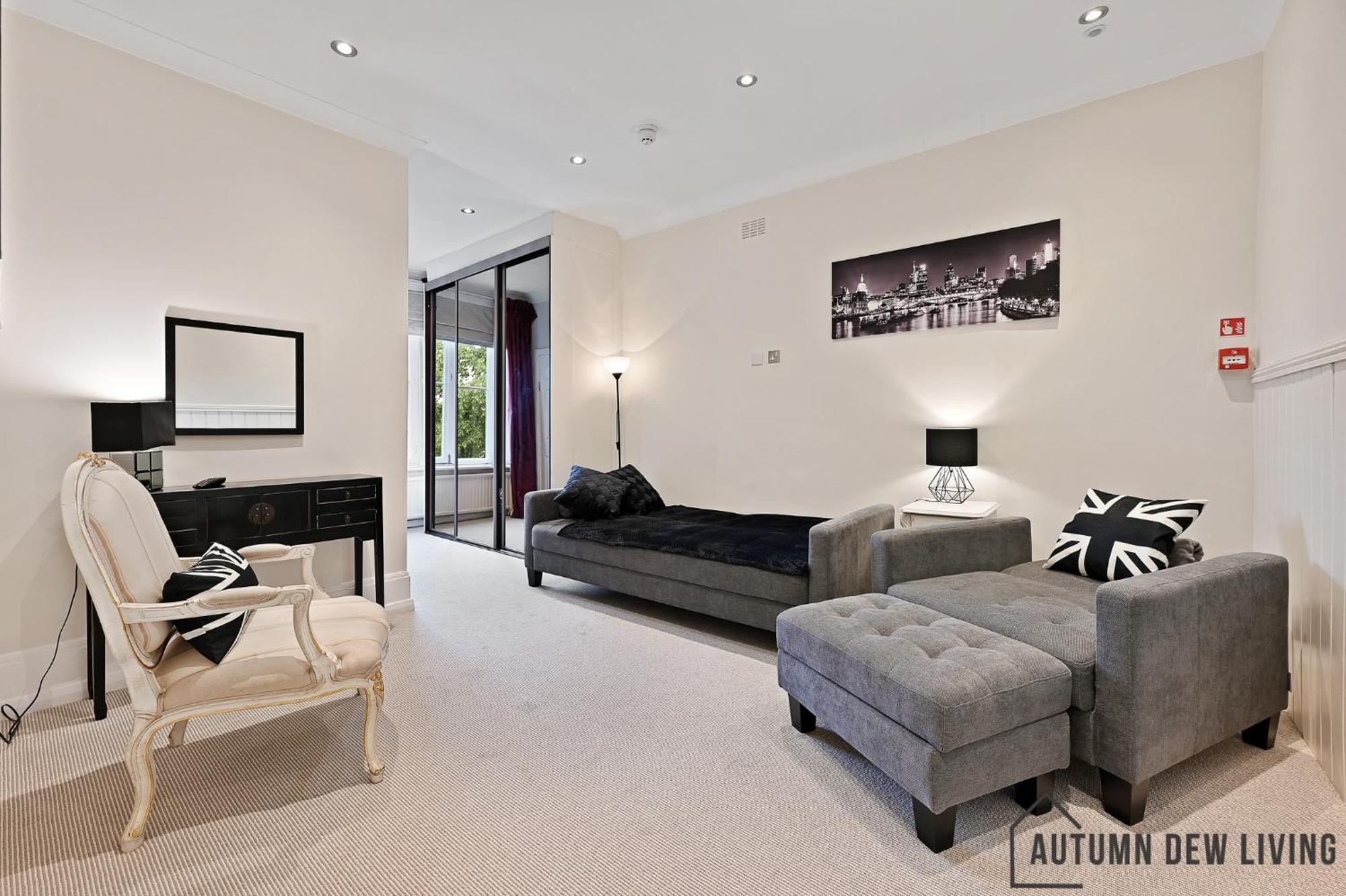 Beautiful 2 King Size Beds 2 Bath- Sleeps 5 In Earls Court