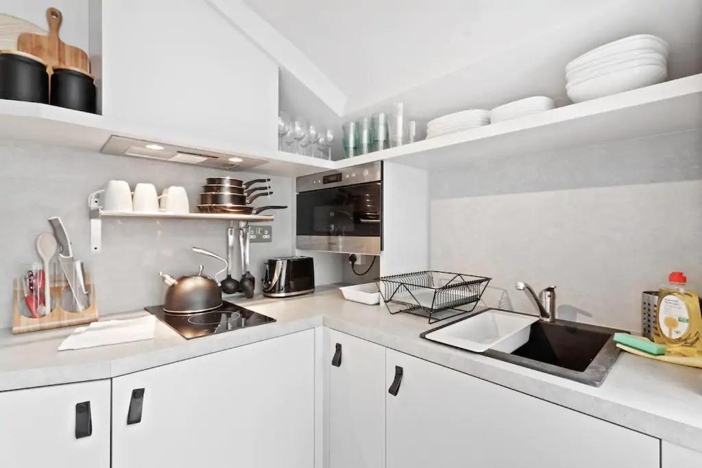 Design 1 Bed W/terrace Sleeps 3 In Camden * Londen