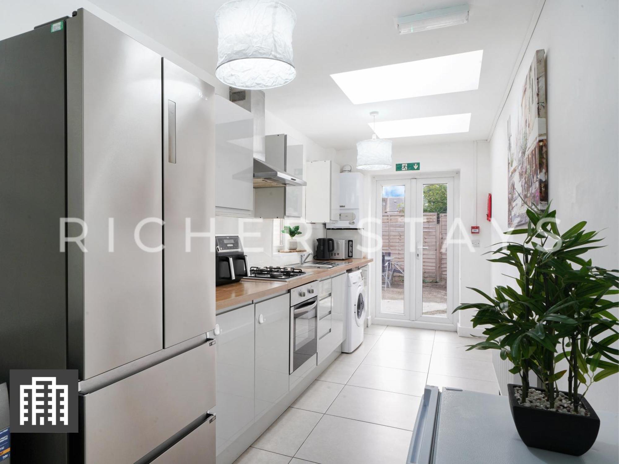 Large For Contractors & Families - Garden & Amenities * London