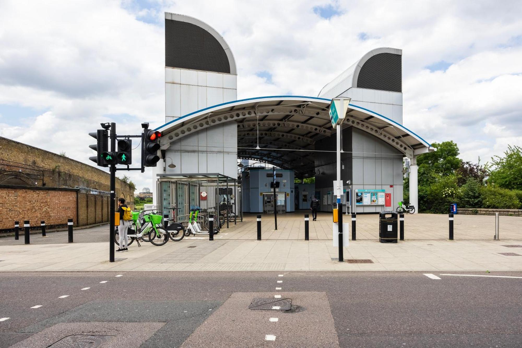 Stylish 2 Bedroom London Home With Garden Free Parking Smart Tvs Close To Thames Riverside And Canary Wharf