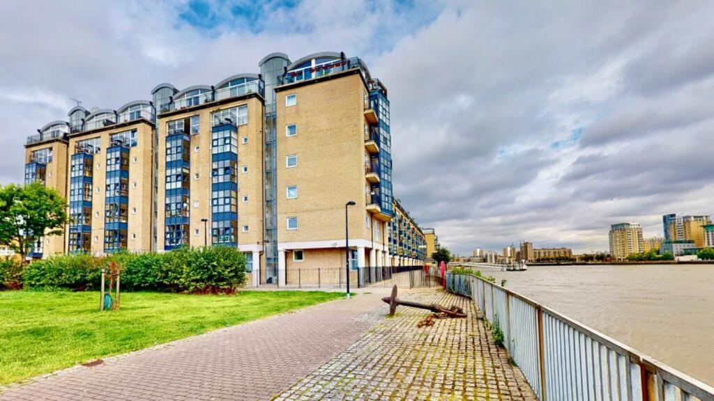 85 Tivoli Court, Rotherhithe Street, London, Se16 5ud Apartment *