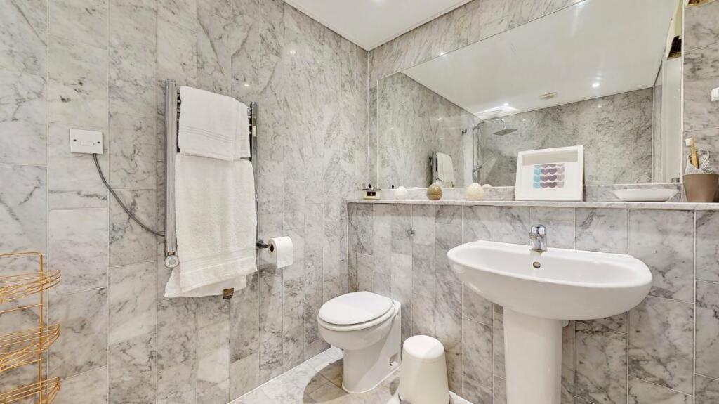 Apartment 85 Tivoli Court, Rotherhithe Street, London, Se16 5ud