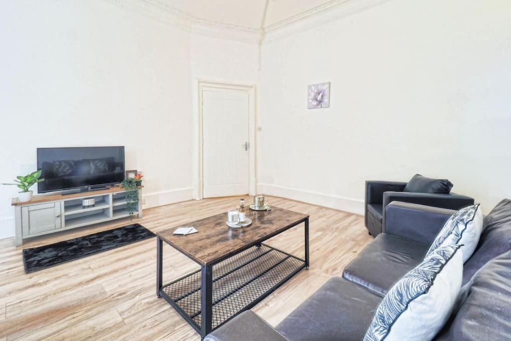 2 Bed Flat In Heart Of Kilburn With Full Kitchen Apartment *