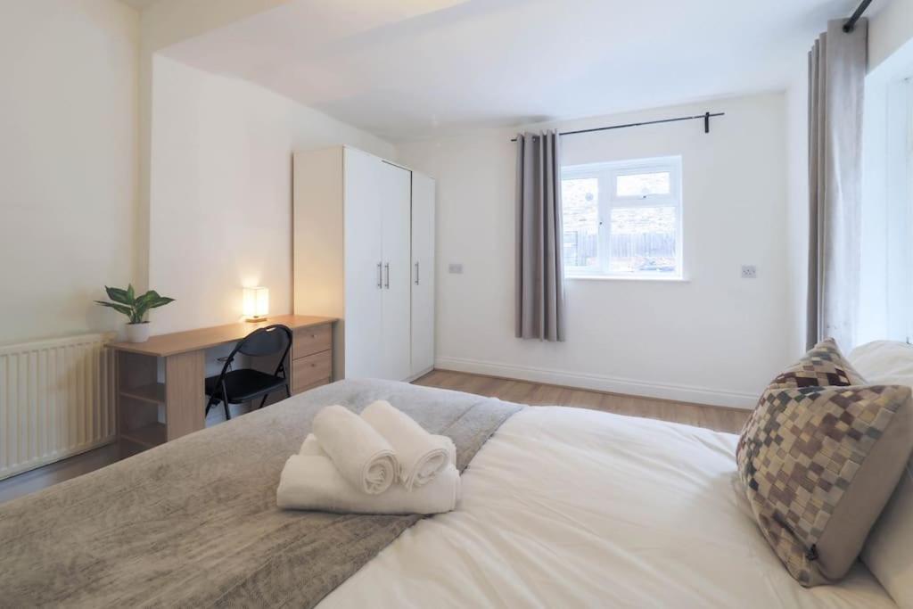 2 Bed Flat In Heart Of Kilburn With Full Kitchen Londres