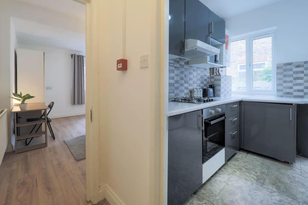 2 Bed Flat In Heart Of Kilburn With Full Kitchen *