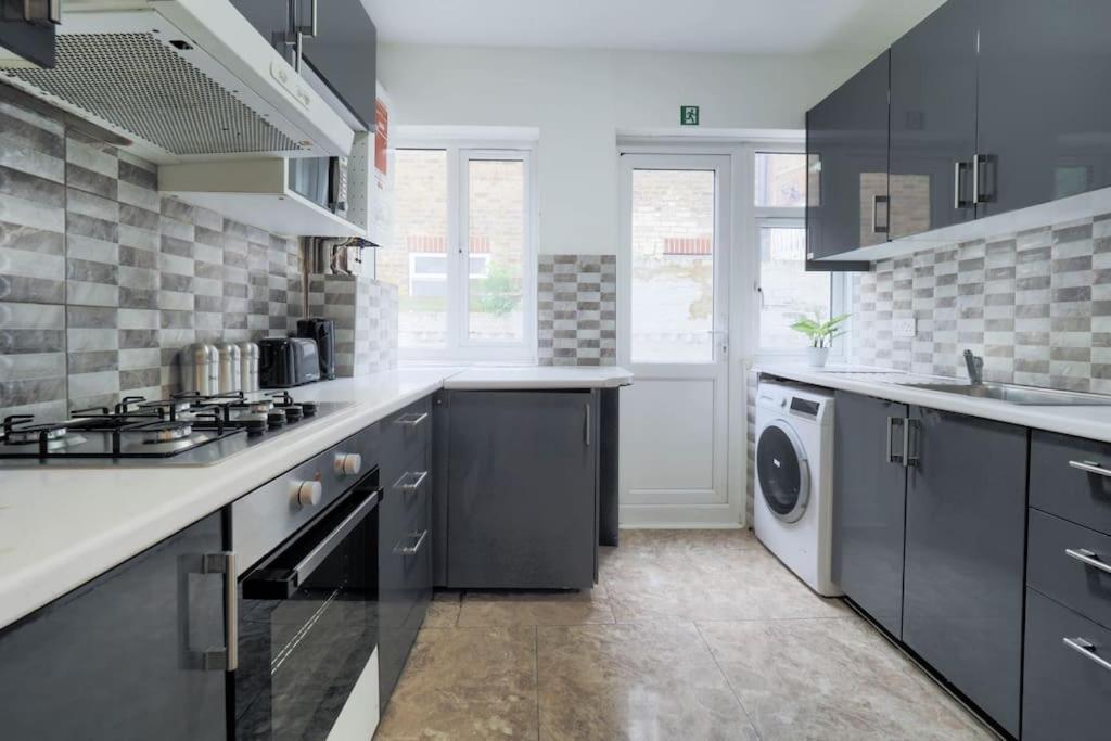 2 Bed Flat In Heart Of Kilburn With Full Kitchen London