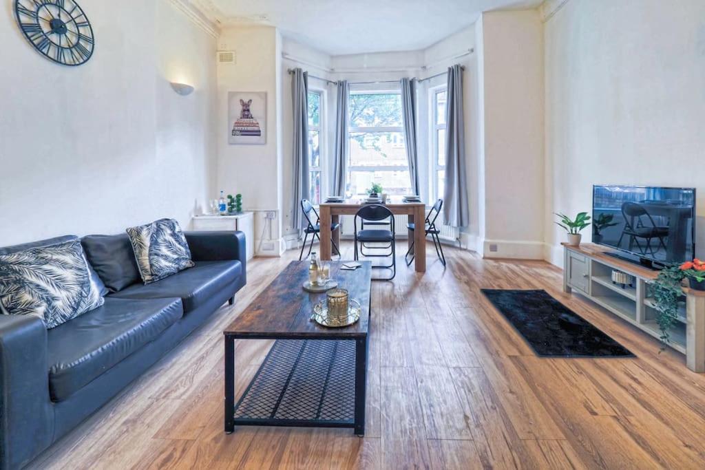 Apartamento 2 Bed Flat In Heart Of Kilburn With Full Kitchen