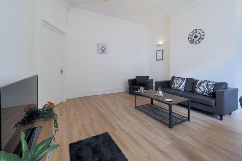 Apartamento 2 Bed Flat In Heart Of Kilburn With Full Kitchen Londres
