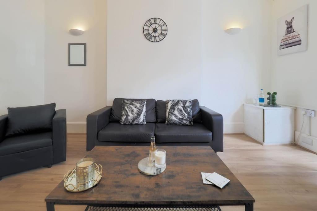 2 Bed Flat In Heart Of Kilburn With Full Kitchen *