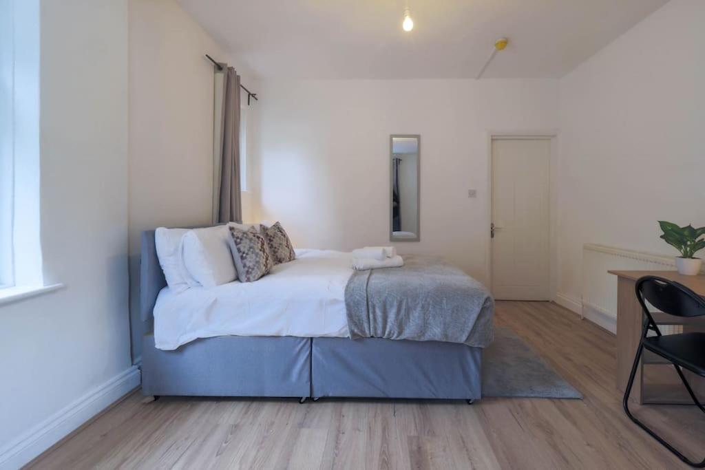 2 Bed Flat In Heart Of Kilburn With Full Kitchen * Londres