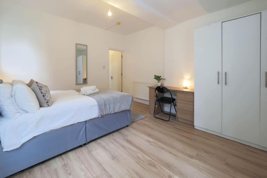 Apartamento 2 Bed Flat In Heart Of Kilburn With Full Kitchen *
