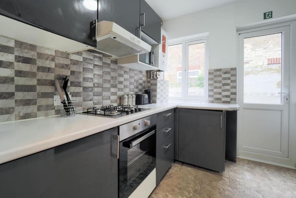 Apartamento 2 Bed Flat In Heart Of Kilburn With Full Kitchen Londres
