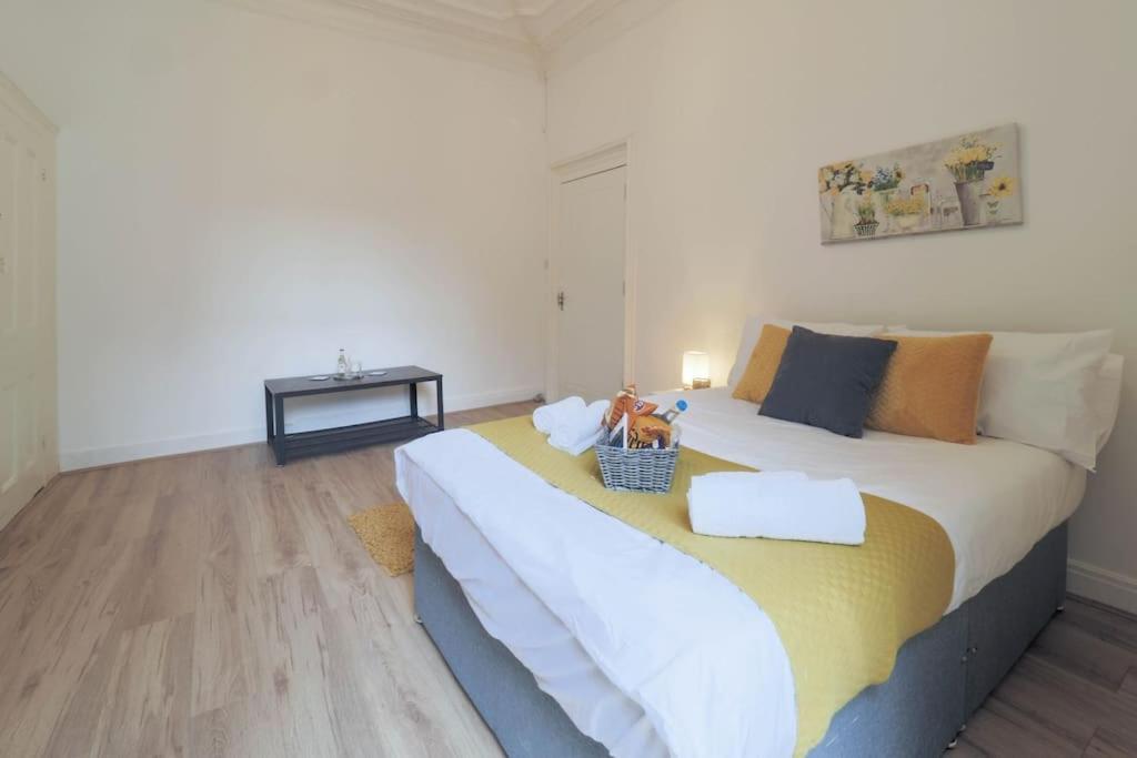 2 Bed Flat In Heart Of Kilburn With Full Kitchen Apartment London