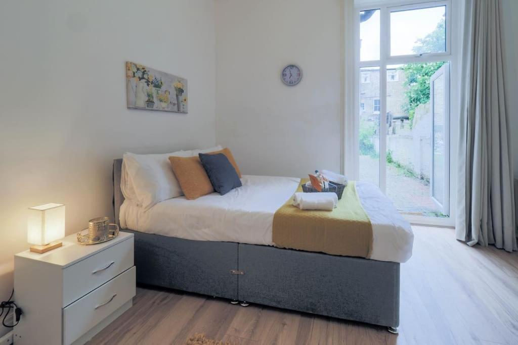 2 Bed Flat In Heart Of Kilburn With Full Kitchen *