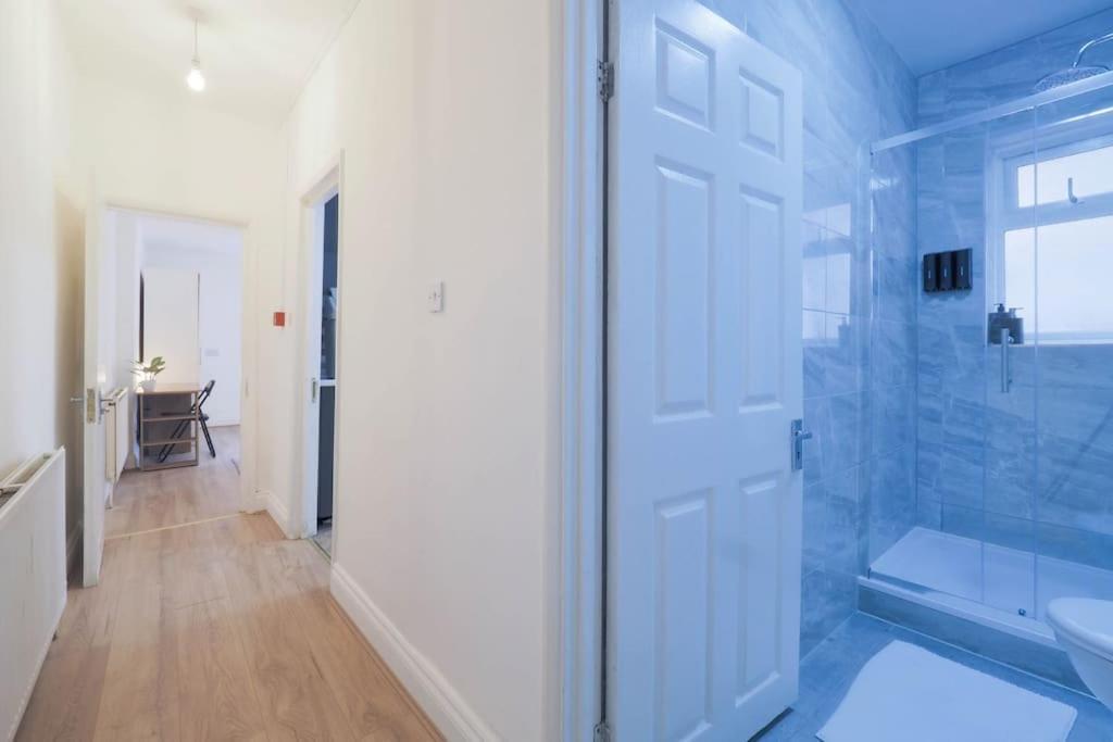 Apartamento 2 Bed Flat In Heart Of Kilburn With Full Kitchen *