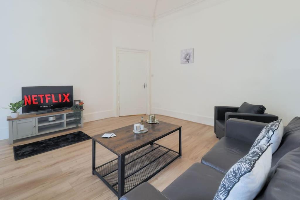 2 Bed Flat In Heart Of Kilburn With Full Kitchen Londres