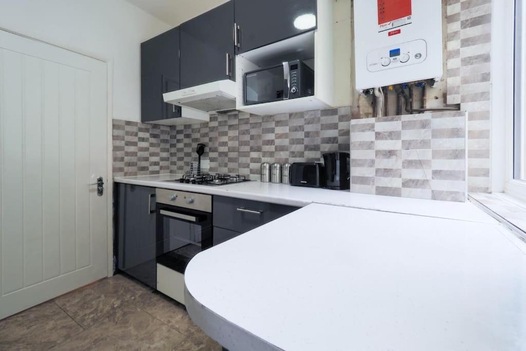 2 Bed Flat In Heart Of Kilburn With Full Kitchen * Londres