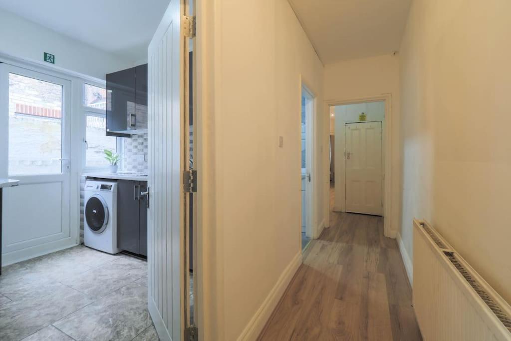 Apartamento 2 Bed Flat In Heart Of Kilburn With Full Kitchen *