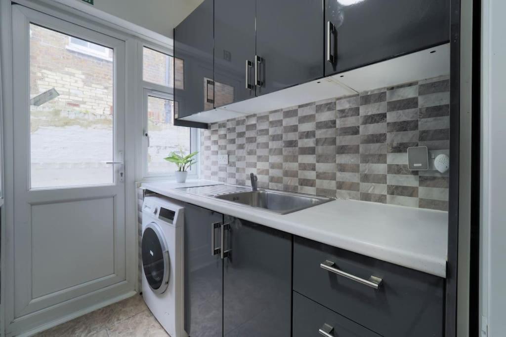 Apartamento 2 Bed Flat In Heart Of Kilburn With Full Kitchen