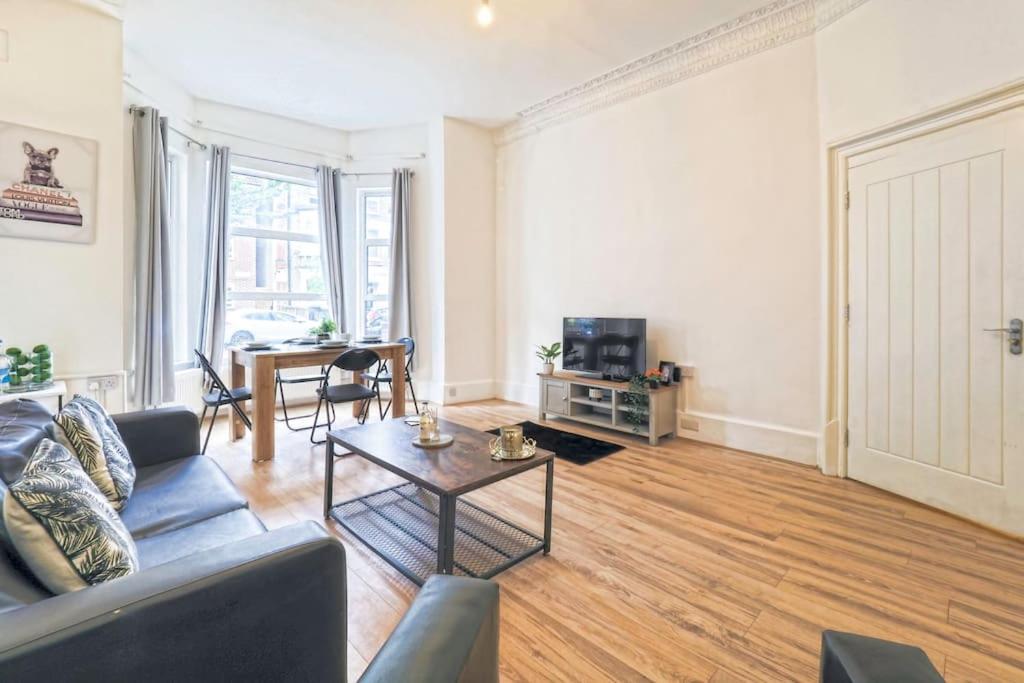2 Bed Flat In Heart Of Kilburn With Full Kitchen Apartamento