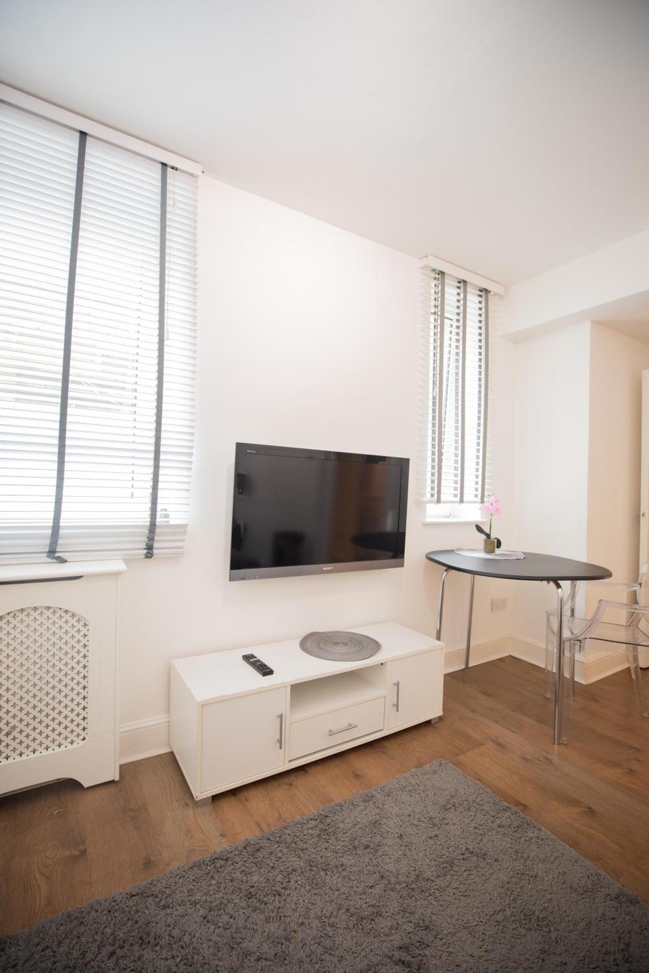 One Bedroom At Chelsea Cloister