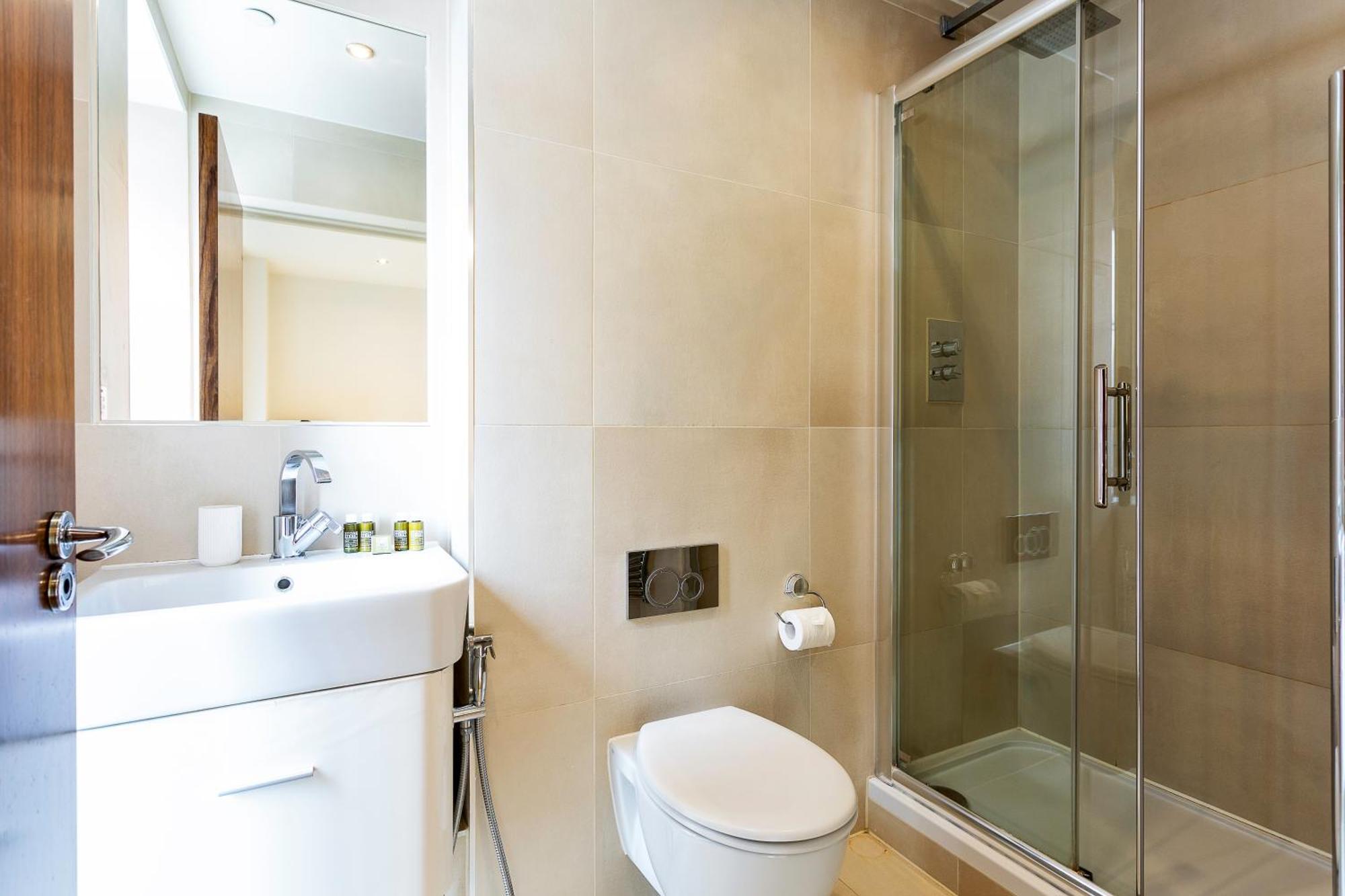 Serene Cityscape - 2br Luxury Westminster Apartamento