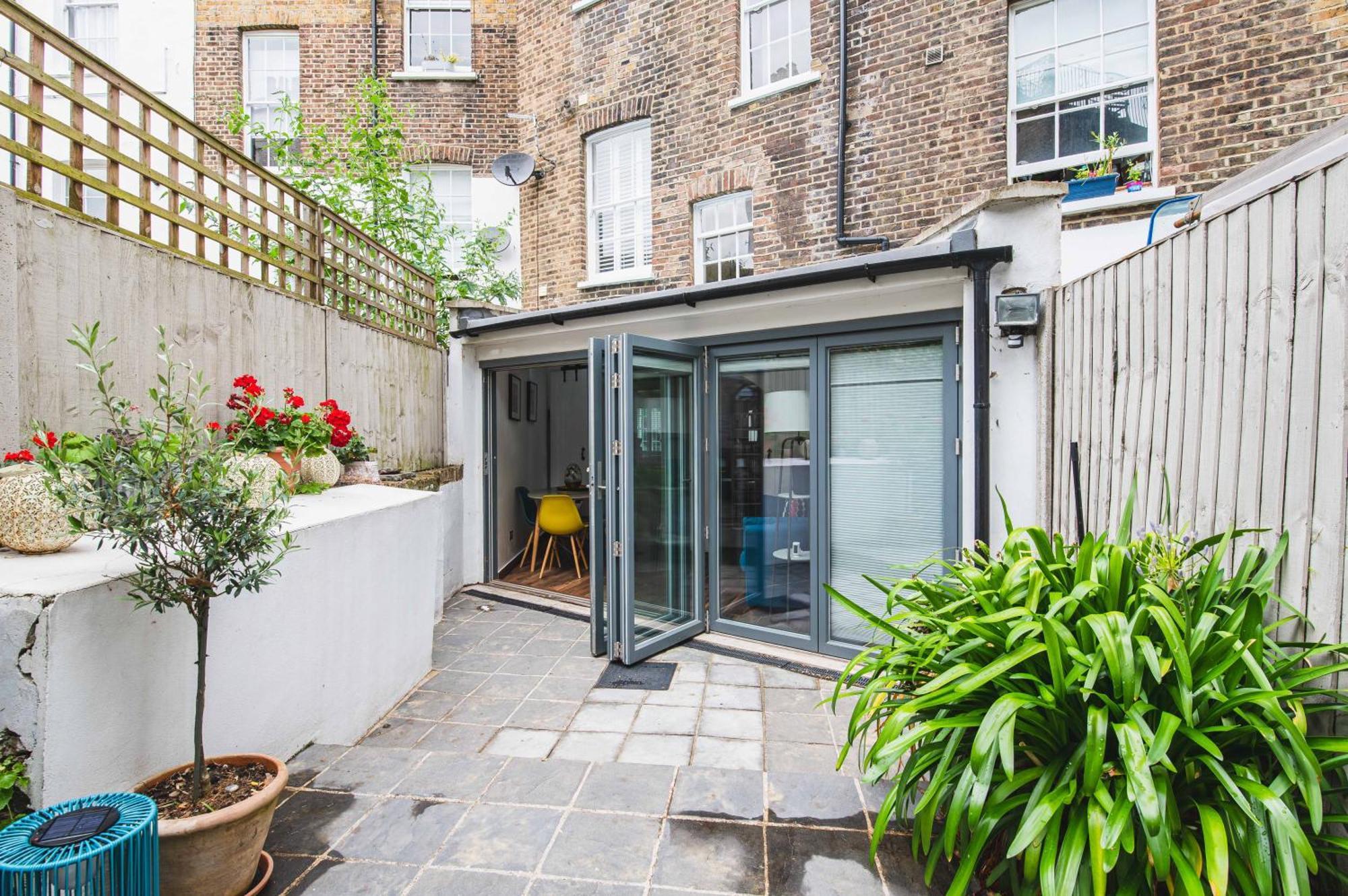 Pass The Keys - Modern & Stylish Garden In Islington Londen