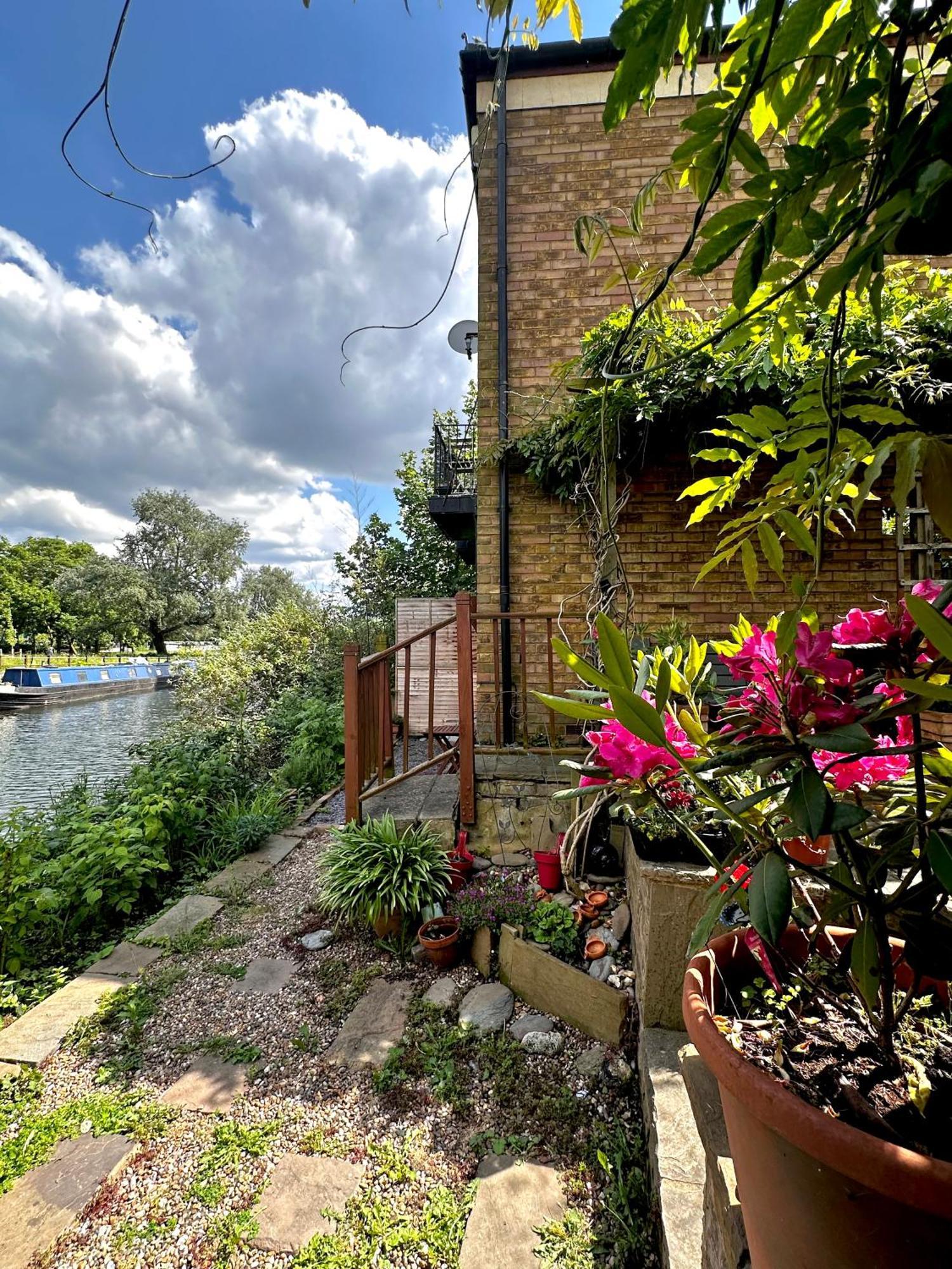 Canal View House: Of Oasis Apartment London