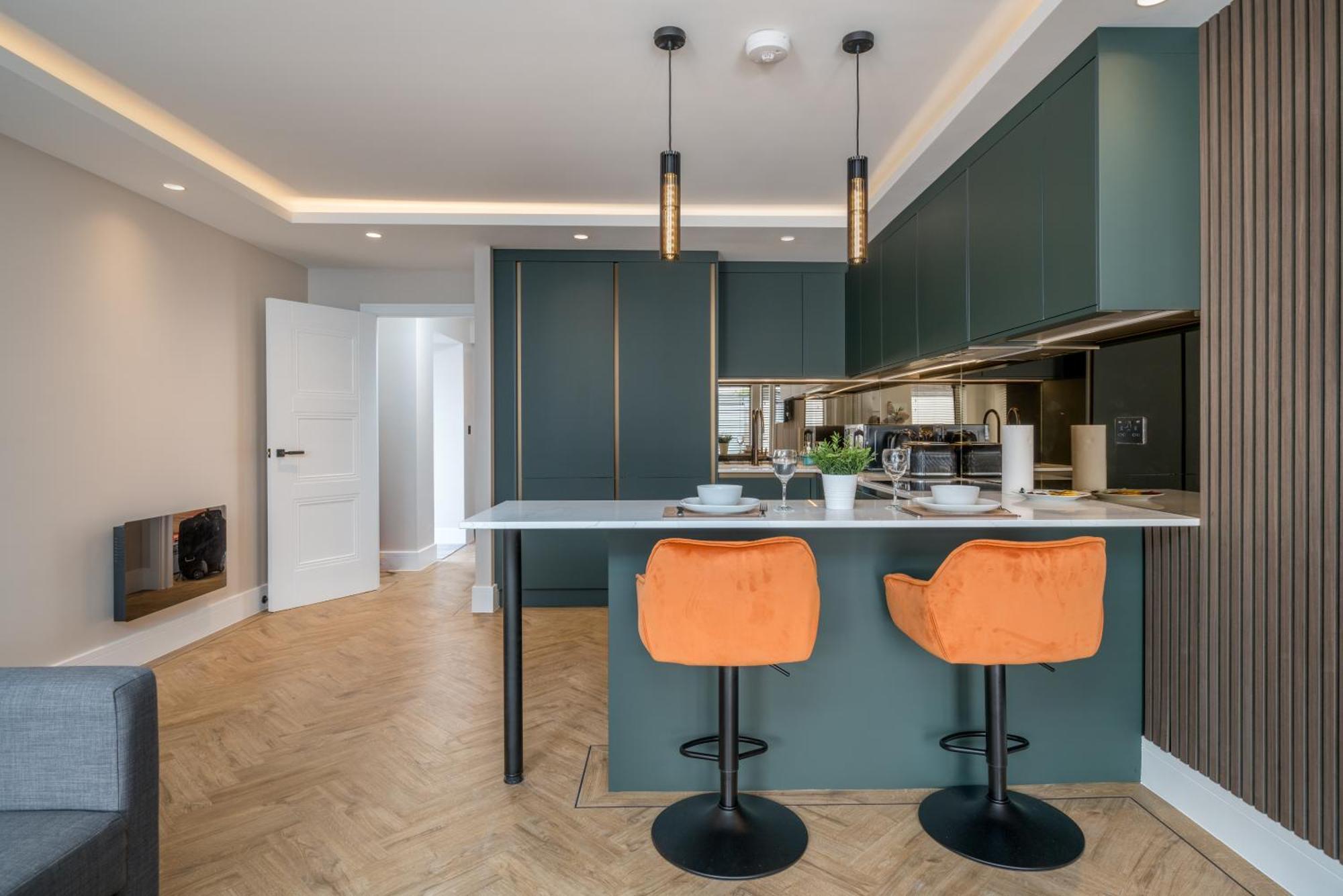 Skyvillion - Cozy Large 4 & 1 Bed In Enfield, Mins To Tube Station, Free Wi-fi Apartment
