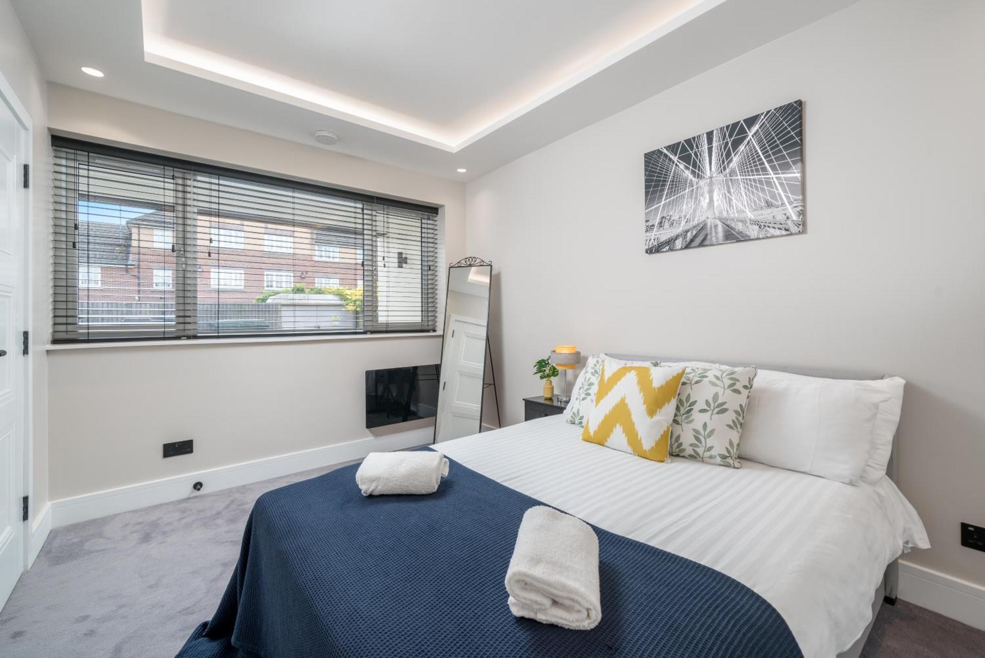 Skyvillion - Cozy Large 4 & 1 Bed In Enfield, Mins To Tube Station, Free Wi-fi Apartment *