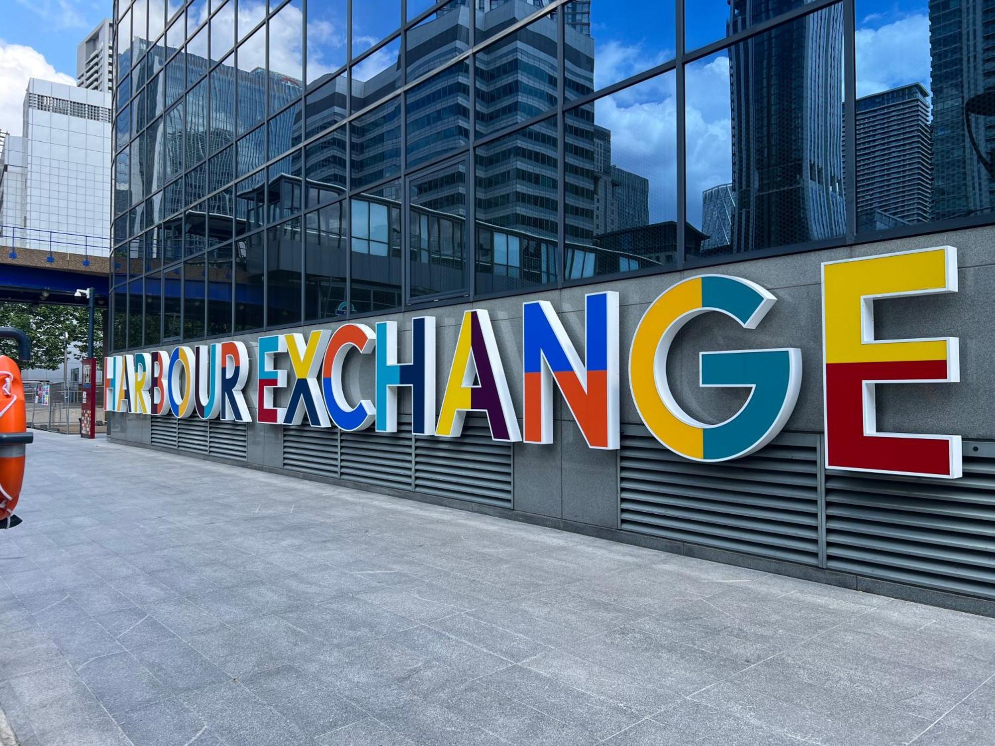Modern Ground Floor In Canary Wharf, Free Parking Londen